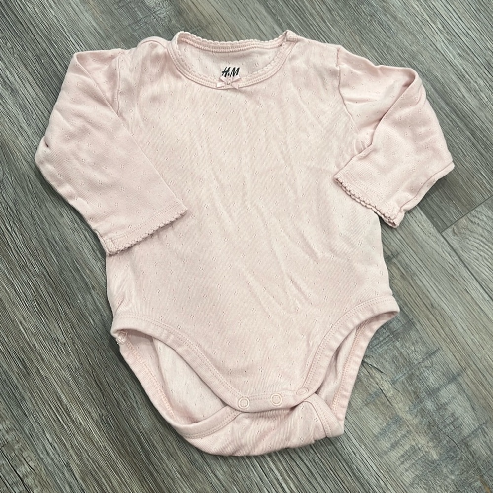 🦋5/10 H&M Baby Onesie